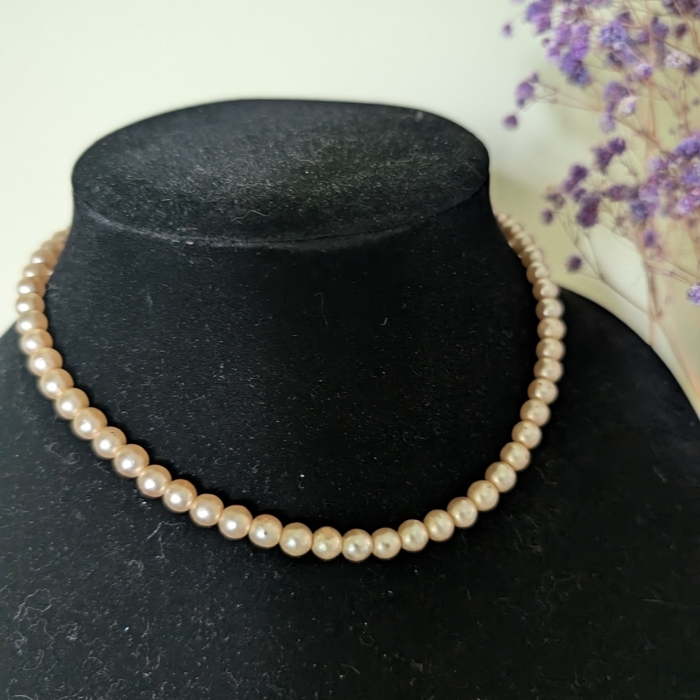 Elegant Faux Pearl Necklace